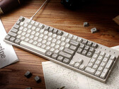 Keychron C2 Pro 8K sur un bureau entouré de papiers et de livres