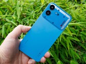 Le Nothing Phone (4b) est doté d'un boîtier en polycarbonate et bénéficie d'un indice de protection IP64.