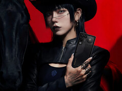 Le futur téléphone de jeu sera doté d'une batterie de 7 000 mAh. Photo : une image promotionnelle avec une femme tenant le 11 Air. (Source de l'image : RedMagic)