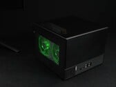 PC de jeu mini-ITX personnalisé à l'intérieur du kit ASRock Deskmeet X300. (Source de l'image : ETA Prime sur YouTube, capture d'écran)