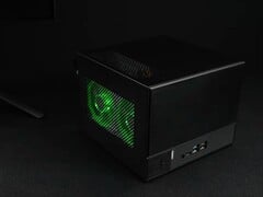 PC de jeu mini-ITX personnalisé à l'intérieur du kit ASRock Deskmeet X300. (Source de l'image : ETA Prime sur YouTube, capture d'écran)