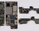 La carte mère du prétendu iPhone Ultra pliable, image probablement retouchée par l'IA