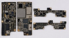 La carte mère du prétendu iPhone Ultra pliable, image probablement retouchée par l'IA