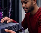 Une personne installant un rack de serveurs Lenovo à sa place.