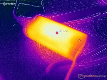L’adaptateur secteur atteint une température supérieure à 34 °C lorsqu’il est soumis à des charges importantes.