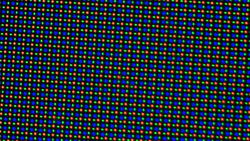 L'écran OLED utilise une matrice de sous-pixels RGGB composée d'une LED rouge, d'une LED bleue et de deux LED vertes.