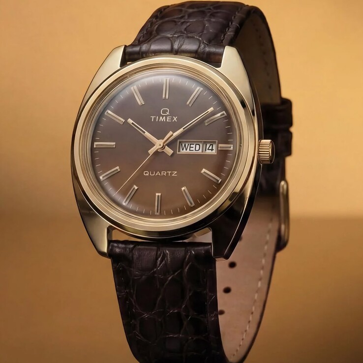 Réédition de la Timex Q 1976 Day and Date avec un cadran dégradé brun fumé, des index dorés et un bracelet en cuir brun foncé à grain crocodile.