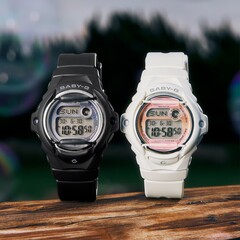 La Casio Baby-G BG-169GD-1 et la BG-169GD-7 (de gauche à droite)