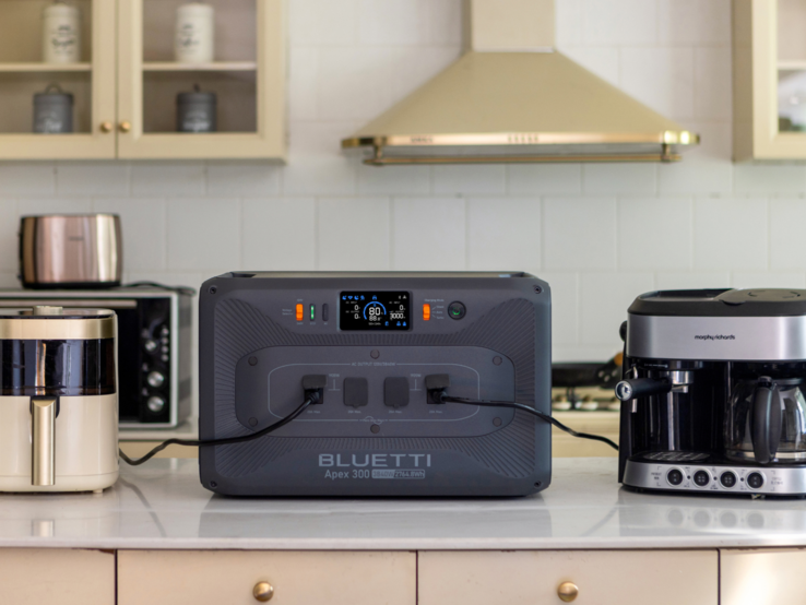 La station d'alimentation portable Bluetti Apex 300 est équipée de six ports de prise de courant alternatif avec un temps de commutation de l'onduleur de 0 ms (Source de l'image : Bluetti)