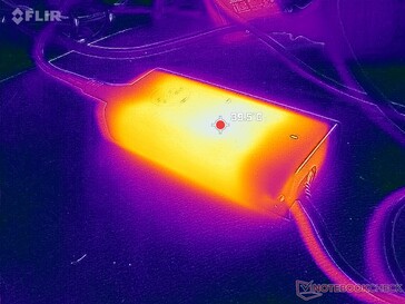 L'adaptateur CA peut atteindre 40°C en cas d'utilisation intensive