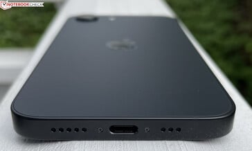 En bas : microphones, USB-C 2.0, haut-parleur (source d'image : Manuel Masiero)