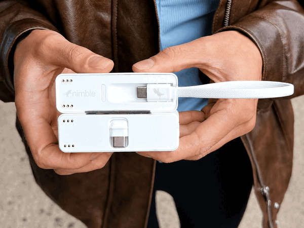 Le chargeur portable Sharepower est équipé d'un câble intégré et d'un connecteur USB-C rabattable.