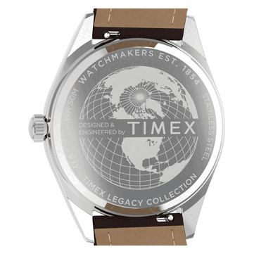 Vue arrière de la Timex Legacy Day and Date, montrant son fond de boîtier en acier inoxydable avec un globe gravé, le logo Timex et un bracelet en cuir marron.