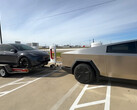 Cybertruck remorquant une autre Tesla lors d'un test d'autonomie (image : VoyageATX/YT)