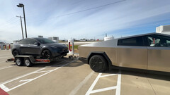 Cybertruck remorquant une autre Tesla lors d'un test d'autonomie (image : VoyageATX/YT)