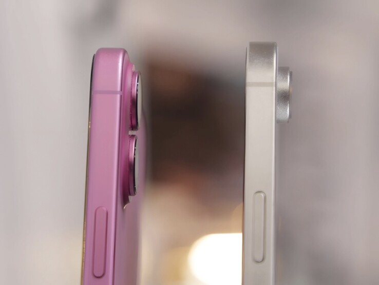 Apple unité factice de l'iPhone SE 4 à côté de l'iPhone 16. (Source de l'image : Majin Bu)