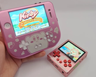 L'iPhone 4S modifié (à gauche) et le Pixel 2 GKD (à droite). (Source de l'image : u/Retr0ddicted via r/SBCGaming)