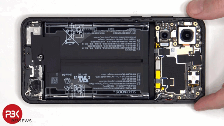 Démontage du OnePlus 15R. (Source : PBKreviews)