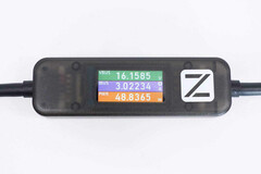Le câble USB-C ChargerLAB Power-Z AK001 Charging Test est doté d&#039;un écran couleur intégré. (Image source : ChargerLAB)