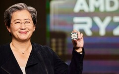 Lisa Su, PDG d&#039;AMD, présente un processeur Ryzen. Sa rémunération pour 2025 a été portée à 33 millions de dollars. (Source de l&#039;image : AMD)