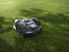 Husqvarna lance l'Automower 405XE NERA et d'autres tondeuses robotisées pour donner le coup d'envoi de la saison de jardinage 2025 (Source : Husqvarna)