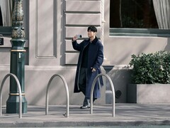 Une photo qui circule sur Internet montre un homme ressemblant à Jay Chou tenant un téléphone vivo qui n’est pas encore commercialisé, probablement le X500 Pro Max.