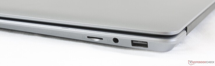 Côté droit : lecteur de carte micro SD, prise écouteurs 3,5 mm, USB 2.0.
