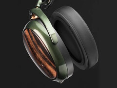 Les coussinets du Meze Audio Strada se fixent magnétiquement au casque pour faciliter leur remplacement. (Source de l'image : Meze Audio)