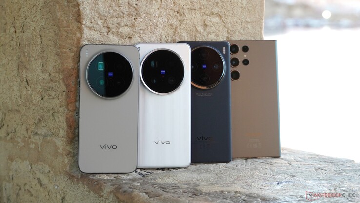 Les quatre candidats au test se trouvaient dans mon sac de voyage lors de mon déplacement à Chypre et à Malte : trois modèles phares de Vivo et un modèle phare de Samsung vieux de trois ans.