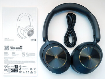 Le contenu de l'emballage comprend le casque Focus A6, un câble audio/de recharge USB-C et un manuel d'utilisation. (Source de l'image : Notebookcheck)