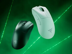 La souris de jeu Razer DeathAdder V4 Pro est présentée en noir et en blanc (Image source : Razer)