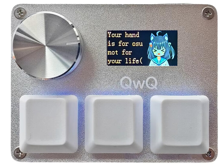 Vue de face du SayoDevice O3C avec trois touches blanches et un bouton en métal brossé