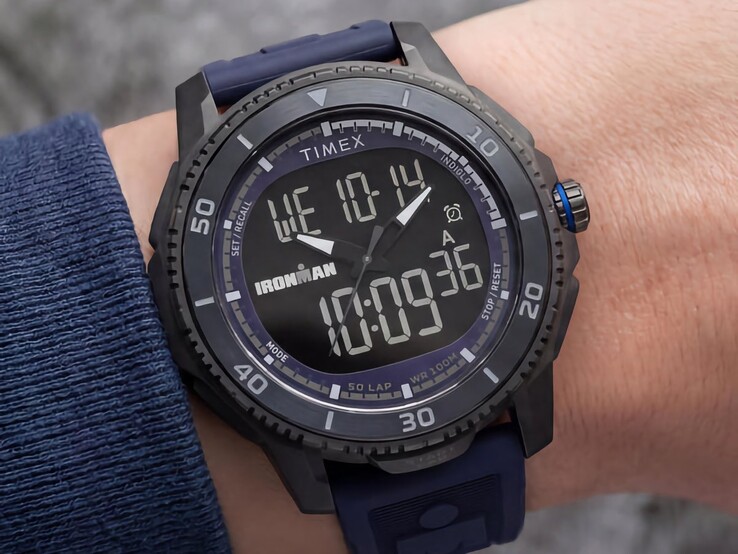 Montre Timex Ironman Adrenaline ana-digi noire, dotée d’un bracelet bleu foncé et d’une couronne bleue, présentée au poignet.