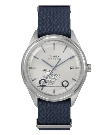 Vue de face de la montre Peanuts x Timex Marlin Jet Automatic Easy Rider, dotée d’un cadran blanc argenté représentant Snoopy à moto, d’index et d’aiguilles bleus, ainsi que d’un verre Hesalite bombé,