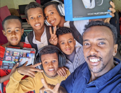 Mohammed (à droite) dans son café Internet, 