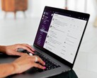 Des mains tapant sur un ordinateur portable avec une application de messagerie ouverte