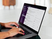 Des mains tapant sur un ordinateur portable avec une application de messagerie ouverte