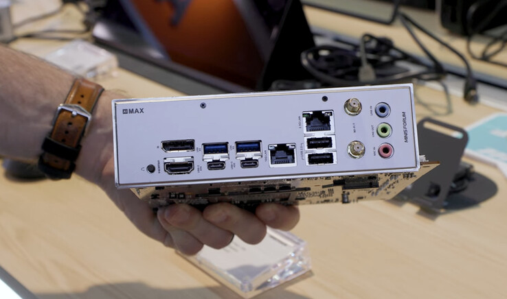 Le BD395i Max est équipé d'une connexion Ethernet à 10 Gbps et de deux ports USB4. (Source de l'image : PCWorld)