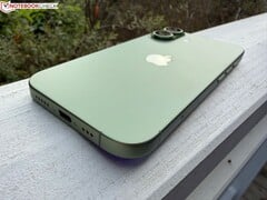 Gros plan de l'iPhone 17 vert montrant le port de charge USB-C et le module caméra (Image source : Notebookcheck)