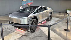 La barre lumineuse du Cybertruck s'ouvre pour révéler un énorme coffre (image : @MatthewDR/Twitter)