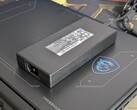 L'ordinateur portable MSI peut consommer jusqu'à 250 W en mode jeu, même si l'adaptateur secteur lui-même n'est conçu que pour 240 W.