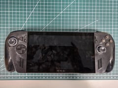 Asus devrait commercialiser le modèle illustré ici sous le nom de ROG Ally 2 (Xbox Edition). (Source de l&#039;image : via @94G8LA)