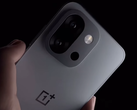 Le OnePlus 13T, un téléphone phare compact lancé en début d'année. (Source de l'image : OnePlus)