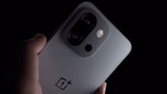 Le OnePlus 13T, un téléphone phare compact lancé en début d'année. (Source de l'image : OnePlus)