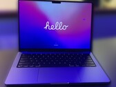 Le MacBook Pro 14 de Apple peut être équipé d'une puce M1 Pro ou d'un SoC M1 Max plus puissant. (Image source : YouTube - édité)