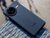 Poco F7 Ultra dans l'étui fourni (Image source : Daniel Schmidt)
