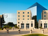L'extérieur d'une installation de Dell Technologies avec le logo de l'entreprise.