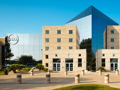 L'extérieur d'une installation de Dell Technologies avec le logo de l'entreprise.