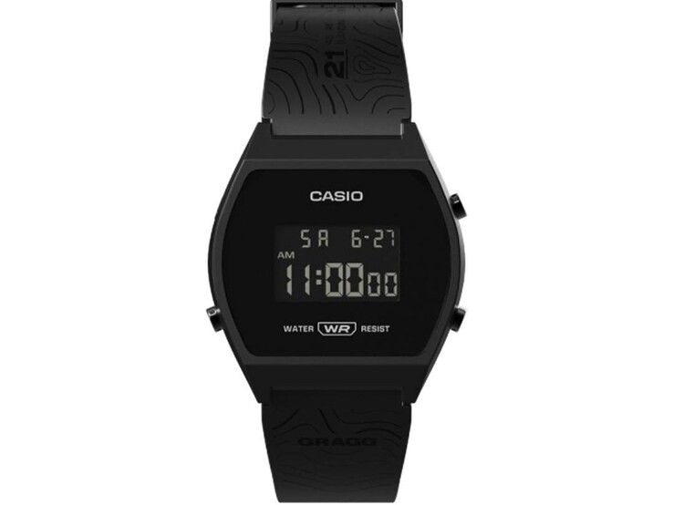Vue de face de la montre numérique Casio x GRAGG LW-204GRAGG-1BDF, dotée d'un boîtier en résine noire et d'un bracelet à motifs.
