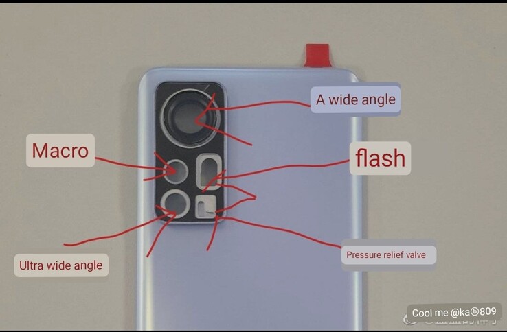Une prise en main supposée du panneau arrière du Xiaomi 12. (Image source : @yabhishekhd)